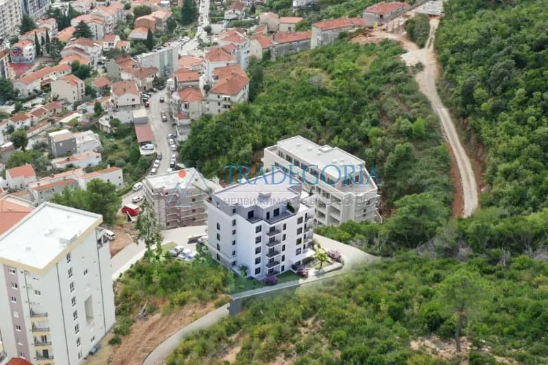 Dubovica mahallesinde, Budva'da yeni bir binada teraslı bir odalı daire.