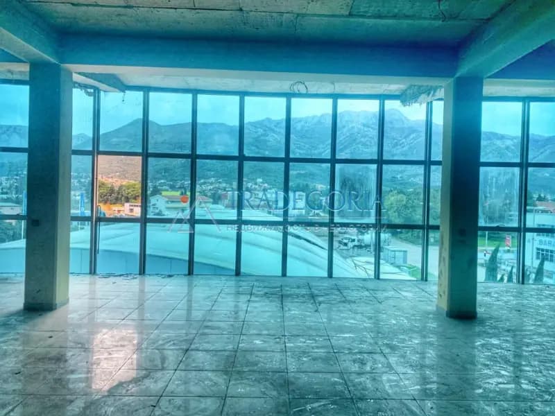 Commercial property with land in Bar