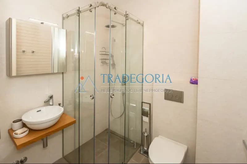 Розкішна квартира з приватним двором