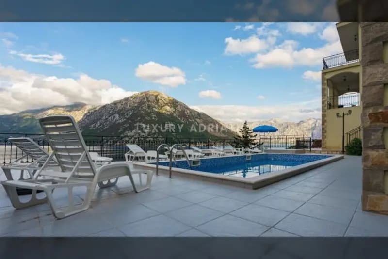 Üç katlı villa, Boka Kotorska'da birinci sırada.