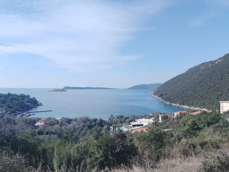 Luštica'da 11.000 m2 arazi — villa kompleksi inşaatı için