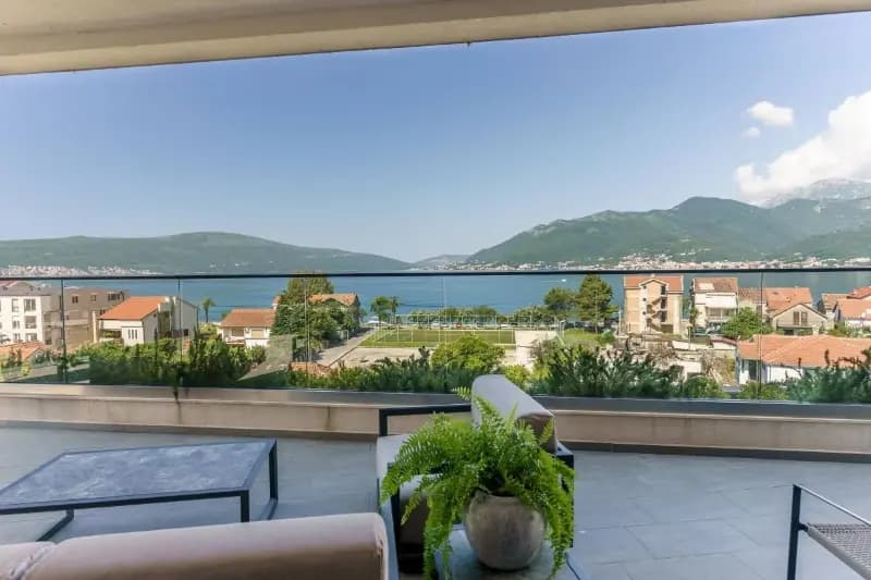 Dvosobni penthouse apartman u Tivtu