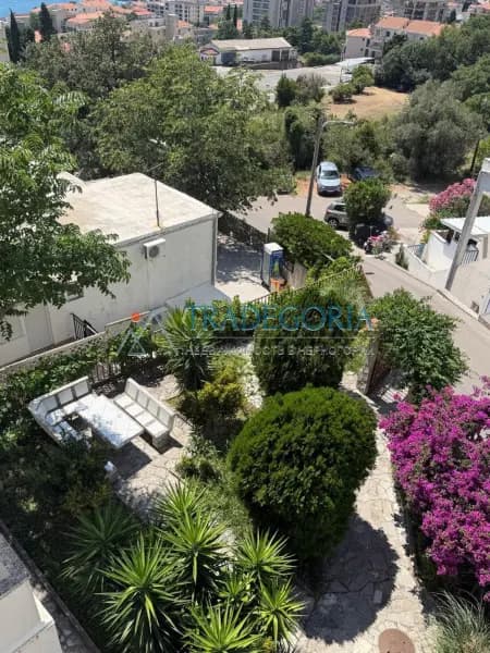 Petrovac'ta teraslı daire – deniz kenarında harika bir teklif