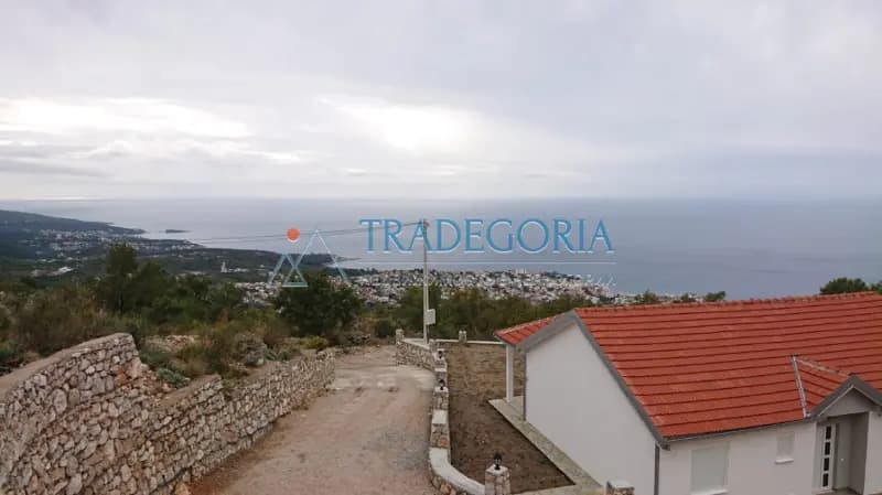 Dobra Voda'da deniz manzaralı, imara açık olmayan arazi satılıktır.