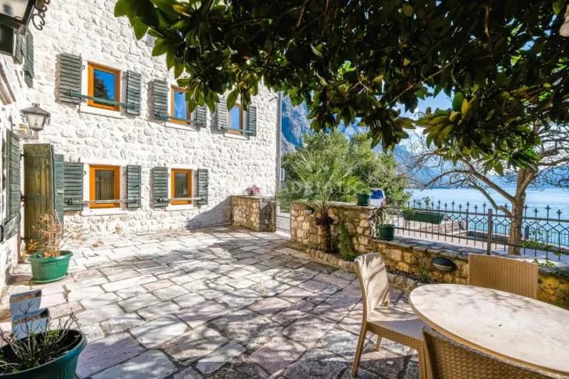 Orahovac'ta villa - deniz kenarında - plajı var!