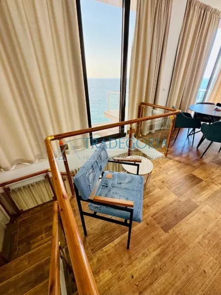 Özel plajı ve havuzu olan sahil kenarındaki villa.