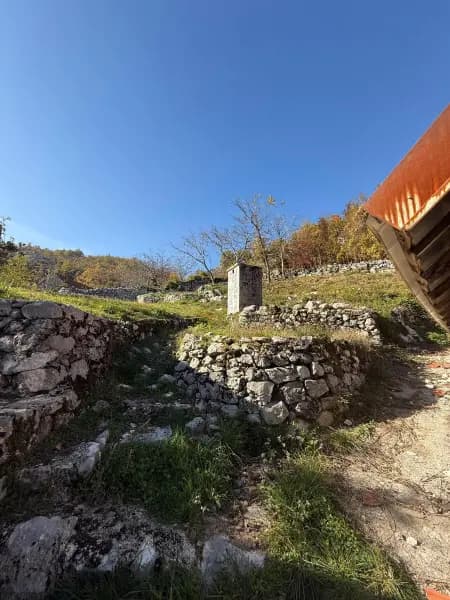 House in Cetinje with a plot of 898 m2 – legal. Affordable.