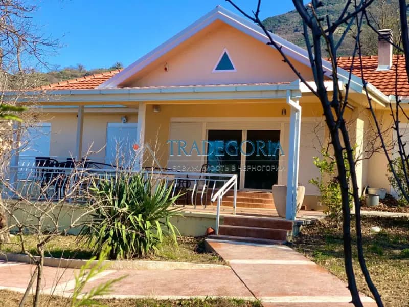 Villa mit Pool und Pension in Bar