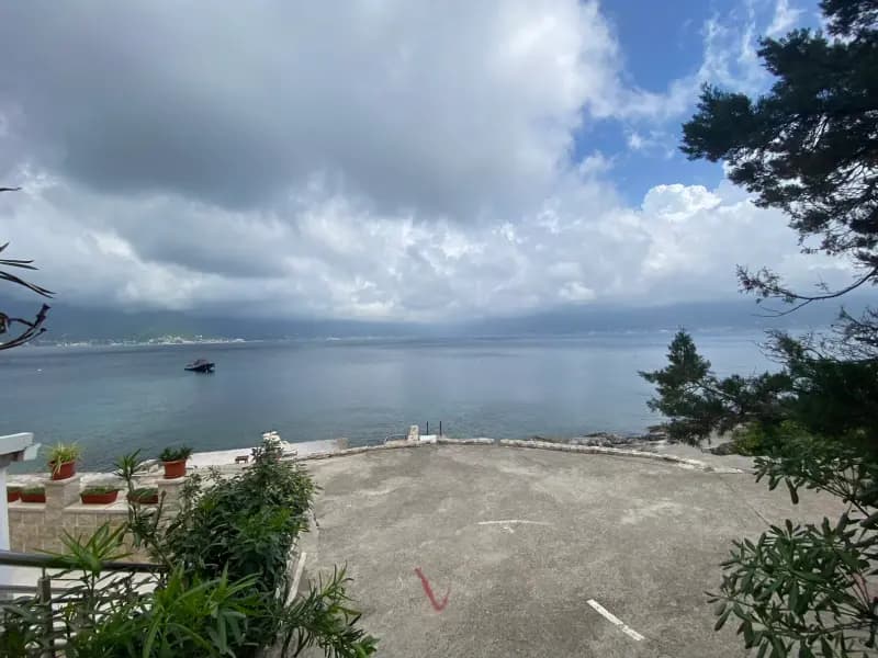 Krašići'de denize 15 metre mesafede, 1.141 m2'lik benzersiz bir arsa!