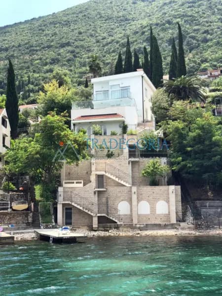 Herceg Novi belediyesi, Njivice'de satılık villa.