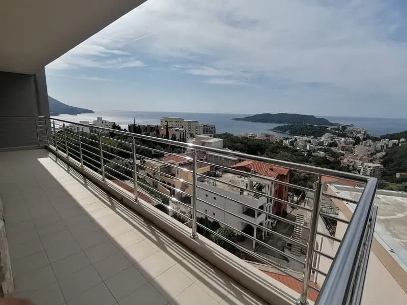 Bečići-Ivanovići — Garajlı büyük iki odalı daire