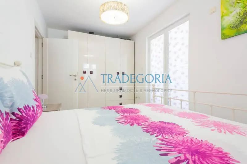 Deniz manzaralı, Sveti Stefan'da pitoresk bir konumda iki odalı daire.