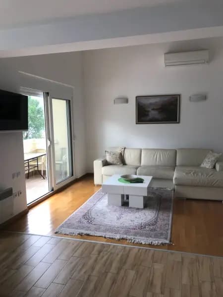 Dobrota, Kotor'da birinci sırada yer alan iki katlı penthouse.
