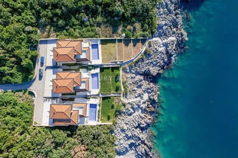 1. sıra -- denize doğrudan erişimi ve yat bağlama yeri olan lüks villa