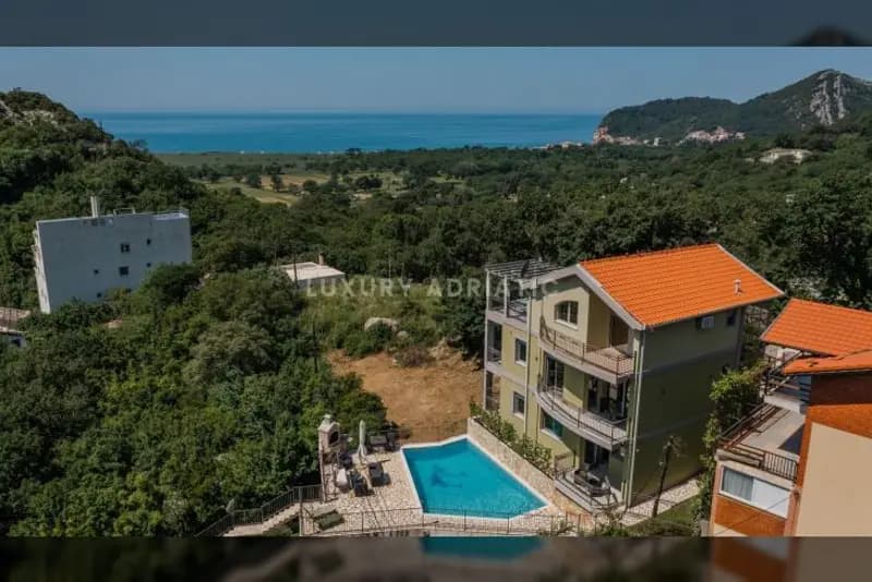 Buljarica'da havuzlu ve deniz manzaralı ev
