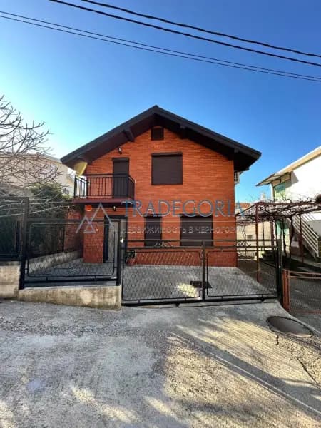 Kuća sa unutrašnjim stepeništem i 2 spavaće sobe u Sutomoru.