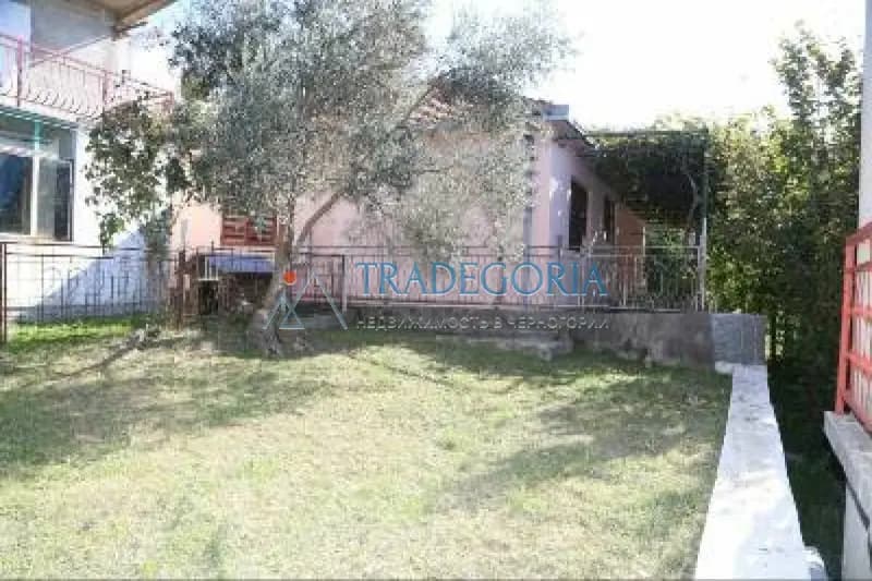 Zum Verkauf steht ein Familienhaus in Bar, Dorf Beliši.