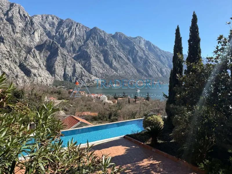 Orahovac'ta ayrı bir girişi olan evin birinci ve ikinci katı.