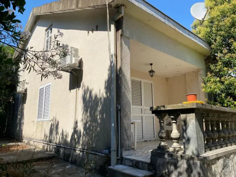 Đenovići 2. sıra – 1.217 m2 arsa ile ev