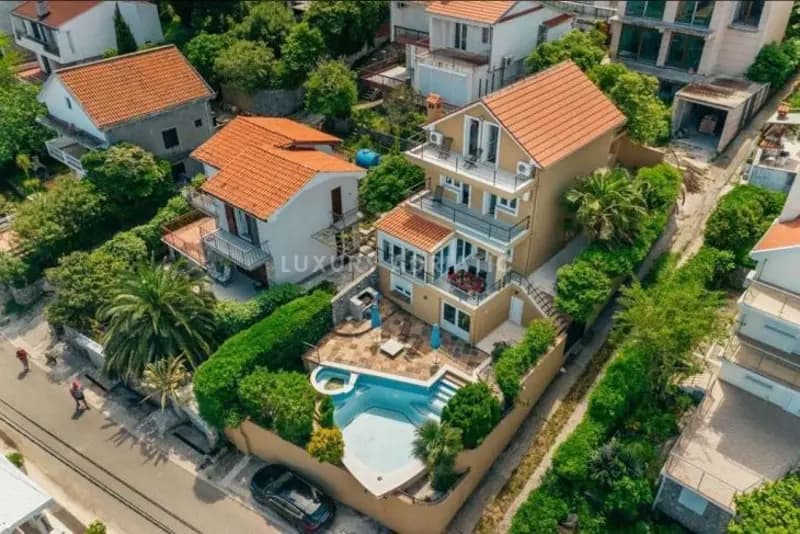 Lustica'da havuzlu ev - denize 2. sıra