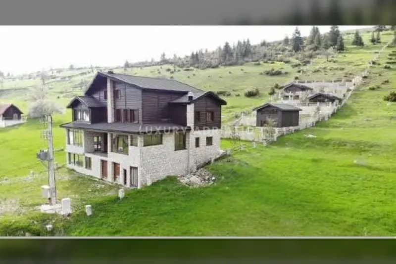 Yatırım projesi - Žabljak'ta otel kompleksi. Acil satış!