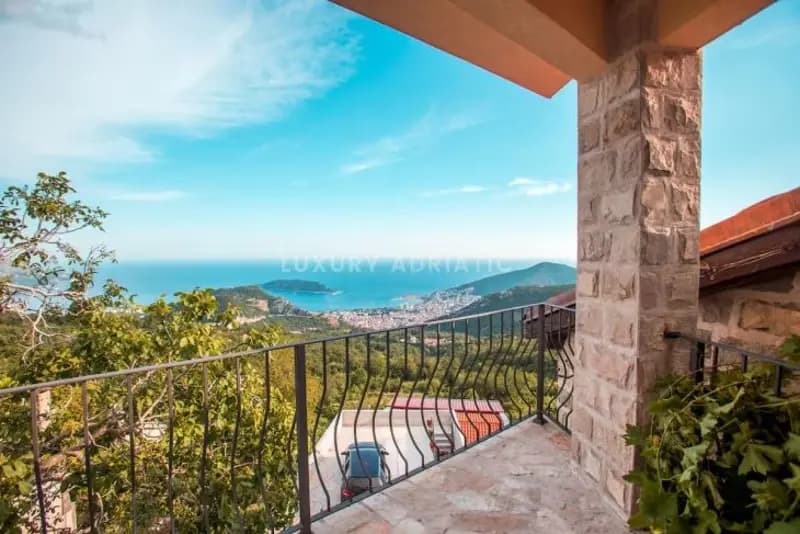 Budva'nın üzerinde havuzlu taş villa - kiralık