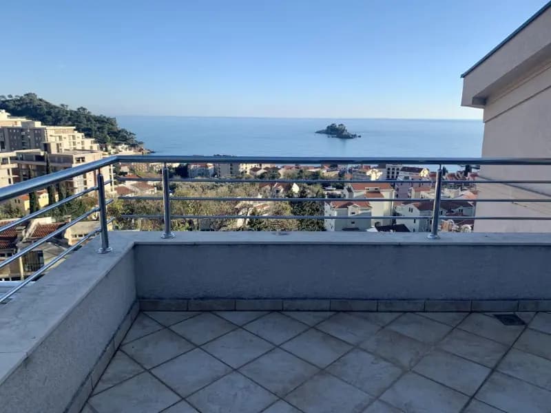 Satılık, iki odalı penthouse, 105m², Petrovac, Budva