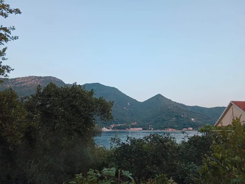 Deniz manzaralı arazi Kamenari'de - 3 villa inşaatı için